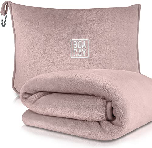 BOACAY Coperta da Viaggio Morbida e Calda per Aereo e Auto - Essenziale per Voli Lunghi per Donne, Uomini, Bambini - Cuscino Compatto con Manica per Bagagli e Clip per Zaino