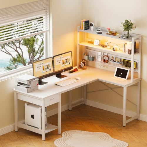 YOUDENOVA Hörnskrivbord med perforerad vägg - 135 x 90 cm - Med hyllplan - Stort spelskrivbord med uttag och USB-laddningskontakt - Spelbord i L-form med förvaringsutrymme - Vit