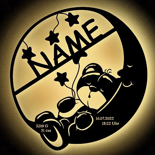 Urhome Schlummerlicht schlafender Bär mit Mond Sterne LED Warmweiß - Name Datum uvm. personalisiert - Holz Zimmer Beleuchtung Nachtlicht für Baby Kind zur Geburt Taufe Taufgeschenk