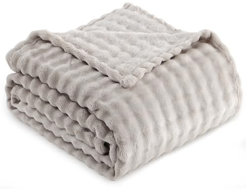 RUIKASI Kuscheldecke Flauschig Kleine Decke Beige - Weiche Sofadecke & Couchdecke 130x150 cm aus Plüsch, Warme Fleece für Wohnzimmer Deko Blanket, Dicke Wohndecke