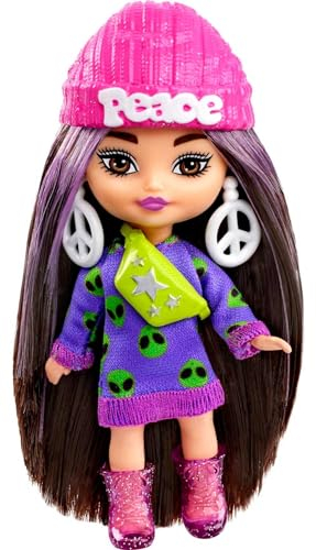 Barbie Extra Mini Minis, Extra Mini Minis Barbiepuppe mit braunen Haaren, Alien Pullover Kleid,Hut, Peace Zeichen Ohrringe, Gürteltasche Zubehör, als Geschenk geeignet,HLN46