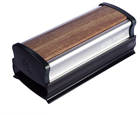 Schallplattenbürste URSA MAJOR Nussbaum mit 14 Reihen Kohlefasern, antistatisch