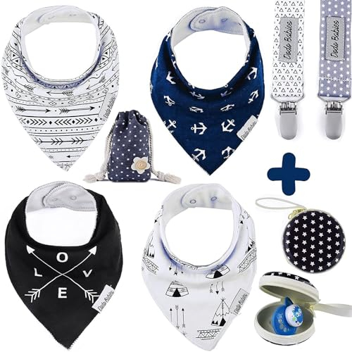 Das Dodo Babies Bandana Drool Lätzchen-Set enthält vier Lätzchen aus 100% Baumwolle, ein weiches Polyesterfutter und einen verstellbaren Druckknopfverschluss für 3–24 Monate.