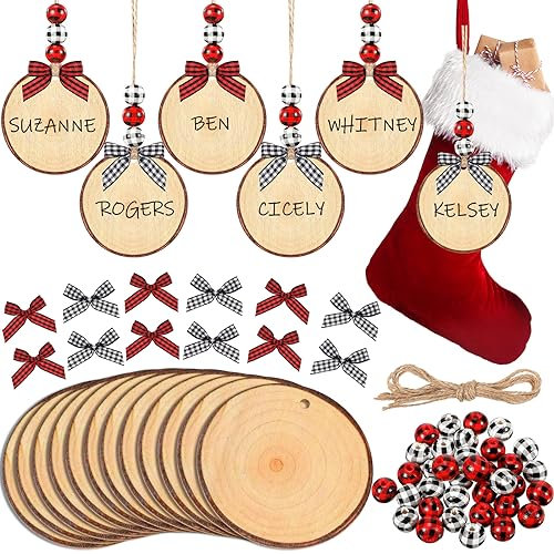 Vicenpal 12 Set Hohle Holz Weihnachtsstrumpf Namensschilder DIY Strumpf Schilder inklusive Büffel Plaid Bogen Plaid Holzperlen Hanfseil Tag Ornamente für Weihnachtsstrümpfe Dekoration (Geschnittenes
