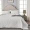 Qucover Tagesdecke Bettüberwurf 260x280cm Weiß, Bedspreads aus Mikrofaser, Bettüberwuf Set mit 2 Kissenbezügen 50x75cm, Steppdecke bei 3D-Ultraschal genäht, Sofaüberwurf Bettüberwurf Überwurfdecke
