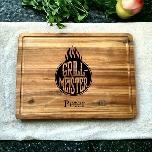 Personalisiertes Schneidebrett mit Saftrille aus Akazienholz mit Gravur Grillmeister und Name, Akazienholzbrett als Geschenk für Männer, den Grillprofi, Hobbygriller, Chef am Grill, ca. 38 cm x 28 cm