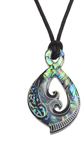 Kiara Jewellery Pendentif Maori Twist ou Pikorua incrusté de coquille d'ormeau vert bleuté sur cordon noir de 45,7 cm sur disque arrière en plastique noir., Disque en plastique incrusté de coquille de