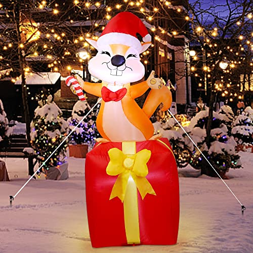 Joliyoou Aufblasbare Weihnachtsdekoration, 1,5 m großes aufblasbares Eichhörnchen, stehend auf der Geschenkbox und trägt Weihnachtsmütze, beleuchtet, aufblasbar für Winter, Urlaub, Hof, Rasen,