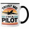 Trendation - Trust Me I'm A Pilot Tasse Geschenk Bester Pilot Flugzeuge Geschenkidee (Schwarz)