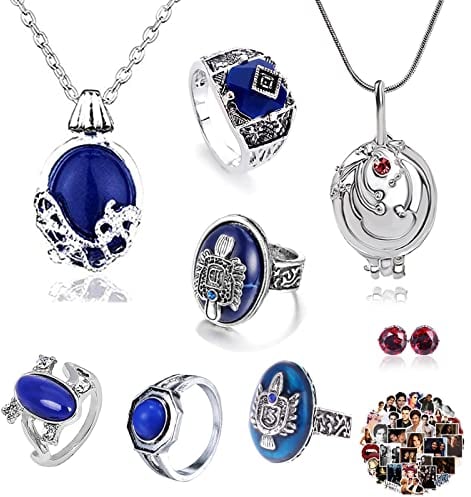 YouU 28 Stück Vampire Diar.s Schmuck Aufkleber Set Elena Gilbert Eröffnung Eisenkraut Medaillon Anhänger Halskette Saphir Kristall Tageslicht Familie Vampire Wappen Ringe Diamant Ohrstecker