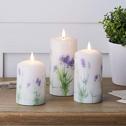 Lights4fun 3er Set LED TruGlow® Kerzen Lavendel-Motiv mit Fernbedienung Deko zu Ostern Frühling Muttertag Batteriebetriebene Echtwachskerze mit Timerfunktion Stumpenkerzen Weiß