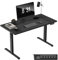 MARK ADLER Leader 7.4, Bureau Assis Debout électrique 140x70 cm, avec Rangement, Support Casque, Passages de câbles, Panneau mémoire, Idéal pour Home Office, Charge Max 70 kg, Noir