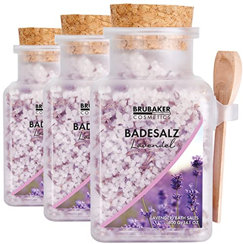 BRUBAKER Badesalz 3x 400 g - Lavendel Duft - Badezusatz mit Blüten und natürlichen Extrakten - Wellness Baden für Entspannung, Erholung und Körperpflege mit praktischem Holz Messlöffel