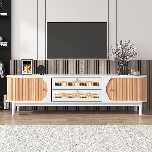 Shye Mueble de TV de madera natural, con puertas y cajones, soporte para TV con lados de ratán, solución de almacenamiento, estilo rústico natural, color blanco y madera