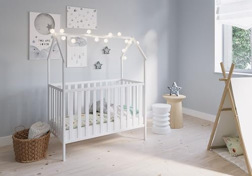 FabiMax Schlafmütze 120x60, Babybett in Hausoptik, 3-Fach Höhenverstellbar, Umbaubar zum Juniorbett (Matratze Classic, weiß, 120x60 cm)
