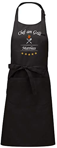 Direkt-Stick.de Grillschürze mit Namen bestickt, Schürze für Männer, PERSONALISIERBAR, Stickerei Chef am Grill, Latzschürze, Kochschürze 100% Baumwolle, Geschenk für Männer, Vatertag (schwarz)