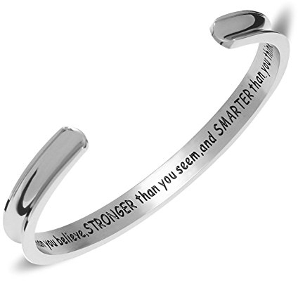NewChiChi Gerilltes Manschettenarmband aus Edelstahl,Hochglanzpoliertes Band mit Gravur You're Braver Than You Believe,Stronger Than You Seem,and Smarter Than You Think