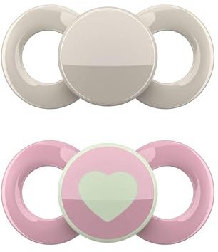 dentistar Day & Night Schnuller 4er-Set - Größe 1 für 0-6 Monate - Zahn- & kieferfreundlicher Silikon Schnuller - Mit Leuchtschnuller für die Nacht - Beige & Rosa mit Herz - Made in Germany