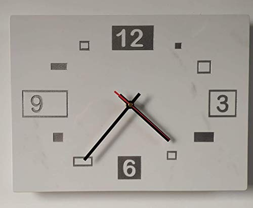 Moderne Wanduhr aus Keramik.