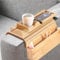 Sofa Tablett,Natural Bamboo Sofatablett Armlehne,Faltbares Couch Tablett Armlehne, Rutschfestes Sofa Armlehnentablett Sofatablett mit Getränkehalter für Snacks, Handy, Buch, Steuerung, Tassen, Buch