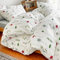 Nayoroom Bettwäsche Baumwolle 200x200 Blumen Weiß mit Grün Blätter Roten Blumen Muster Bettbezug Set 3 Teilig Aesthetic Pflanzen Botanisch Wendebettwäsche Reißverschluss und 2 Kissenbezüge 80x80 cm