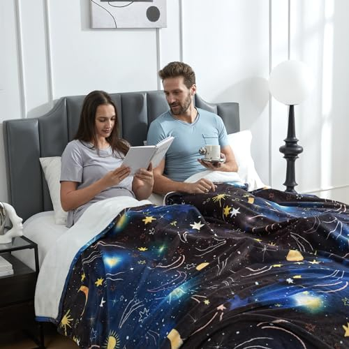 Cozy Bliss MilkyPlush™ Galaxy-Überwurfdecke, King-Size-Größe, weiche Fleece-Bettdecke, Heimdekoration für Sofa, Couch, Geschenk für Sie und Ihn (274,3 x 228,6 cm, Sternenhimmel)