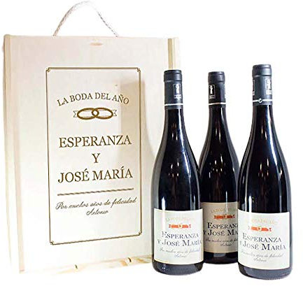 CALLE DEL REGALO: Regalo de boda personalizado: tres botellas de vino personalizadas con nombres y dedicatoria, en caja de madera también personalizada.