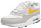 NIKE Air MAX 1 ESS, Sneaker Hombre, Summit White University Gold Vast Grey, 42 EU