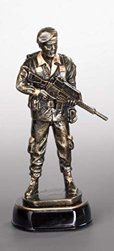 Henecka Pokal, Resinfigur Soldat, altgold, mit Wunschgravur, Größe 25 cm
