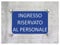 CARTELLO IN PLEXIGLASS SEGNALETICO - Ingresso RISERVATO al Personale - Con Distanziali in acciaio inox e Stampa U.V. (15x21 cm)