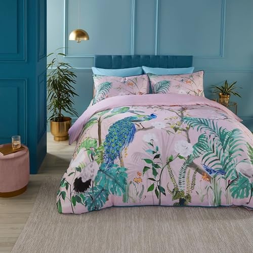 SOIREE - Housse de Couette Paon Jungle - 200 x 200 cm - 2 Taies d'oreiller - Bord Passepoil - Parure de Couette en Satin de Coton Animaux Tropicaux - Literie Luxe - Literie Rose avec Oiseaux