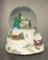 LED Schneekugel Weihnachtsdorf mit Musik - 16 x 14 cm - Weihnachts Spieluhr mit bunter Beleuchtung - Weihnachtsdeko Tischdeko Glitzerkugel Schüttelkugel Schneeflocken Kristallkugel beleuchtet