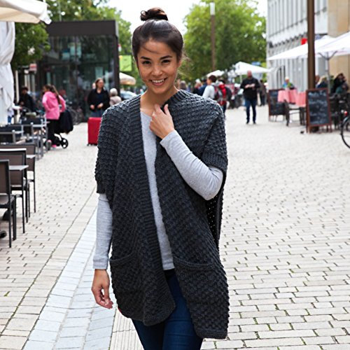 Strickset Poncho - DIY Set Poncho Winter Beauty - Strickpackung mit 16 Knäuel Merino Mix Big in Taupe (Fb 3995) + Strickanleitung + GRATIS Label - Poncho Stricken - Strickpaket Myoma
