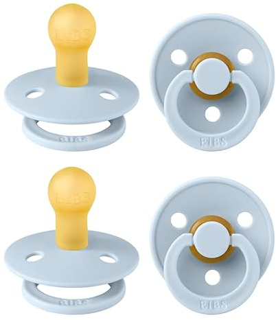 BIBS Colour Schnuller, 0-6 Monate, 4er-Pack, Runder Sauger, Baby Blue | Naturkautschuklatex | Größe 1 | BPA-frei | Hergestellt in Dänemark | Hohe Akzeptanz | Luftlöcher | Komfortschild