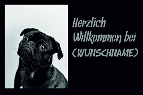 Crealuxe Fussmatte mit Wunschtext/Wunschname Herzlich Willkommen - Motiv Mops - 60x40 cm - Gummi Rückseite/rutschfest - Filzoberfläche - Bedruckte Türmatte - Innenmatte - Schmutzmatte