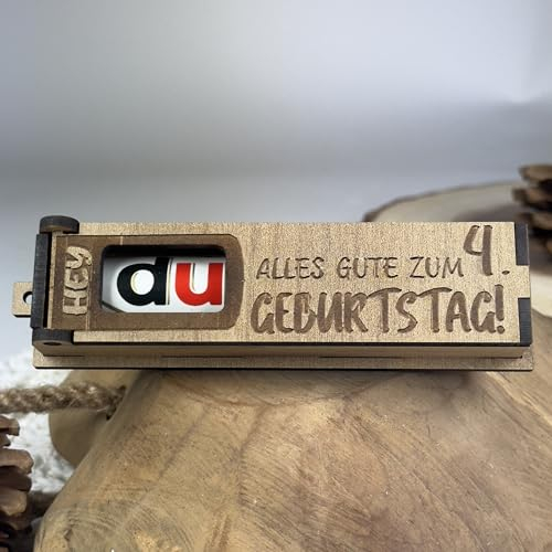 Urhome Geschenkbox Alles Gute zum 4. Geburtstag mit Duplo Schokoriegel - Überraschung Holzbox mit Spruch Gravur inkl. Schokolade Geschenk Riegel - Geburtstagsgeschenk für Kind Junge Mädchen