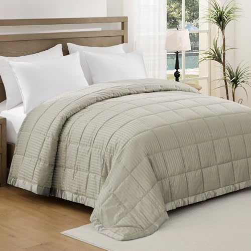 UNIKOME Kuscheldecke, King-Size-Größe, Weiche und leichte Daunen-Alternativdecken mit Satinbesatz, Gemütliche, Ganzjahresdecke, Tagesdecke aus Mikrofaser,Sandfarben (274 x 228 cm)