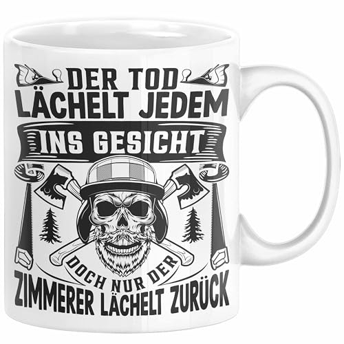 Zimmerer Geschenk Tasse Der Tod Lächelt Jedem Ins Gesicht Doch Nur Der Zimmerer Läächelt Zurück (Weiß)
