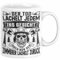 Zimmerer Geschenk Tasse Der Tod Lächelt Jedem Ins Gesicht Doch Nur Der Zimmerer Läächelt Zurück (Weiß)