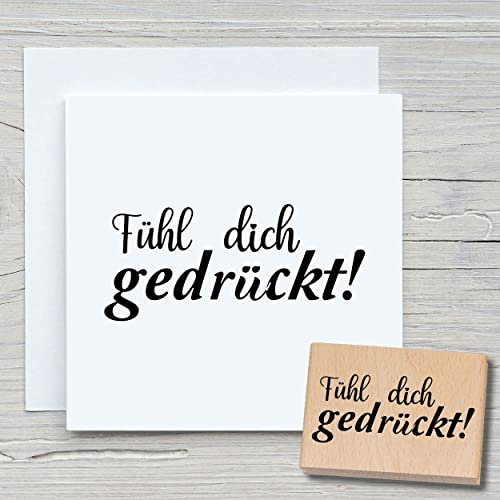 NEWSTAMPS Stempel Fühl dich gedrückt! Motivstempel aus Holz & Gummi zum Karten basteln, Holzstempel, Sprüche, Spruchstempel, Textstempel, Schrift, Scrapbook, Textilstempel, Deko