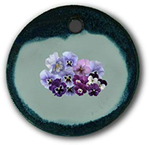 Schöner Keramik-Anhänger „Stiefmütterchen“ in blau marmoriert; Schmuck Kette Kettenanhänger Geschenk Kunsthandwerk Keramik rund Talisman Halskette Aufmerksamkeit Mitbringsel individuell
