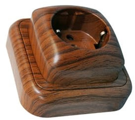 Base schuko de superficie, fabricada en madera, ideal para instalaciones eléctricas en interiores y exteriores.