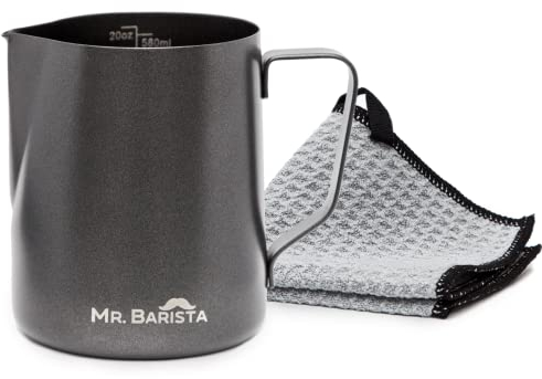 Mr. Barista® Professionelles Barista Milchkännchen aus Edelstahl - mit Teflon Beschichtung - Latte Art Ausguss - spülmaschinenfest - inklusive Barista Tuch (600ml)