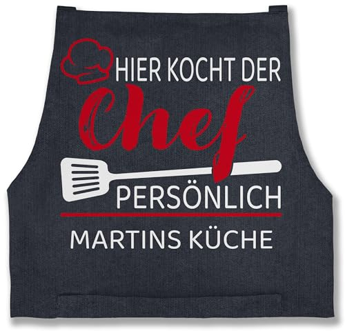 Schürze - Kochschürze Herren Männer - Hier kocht der Chef persönlich mit Name I Geschenk Kochen I Hobbykoch - 85x69 - Jeans Blau - schürzen küche koch persönliche männerschürzen