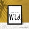 M&M Smartek Poster mit dem Spruch Born to be wild lustige Geschenk Zeichen Wand Kunstdruck inkl. Rahmen in schwarz