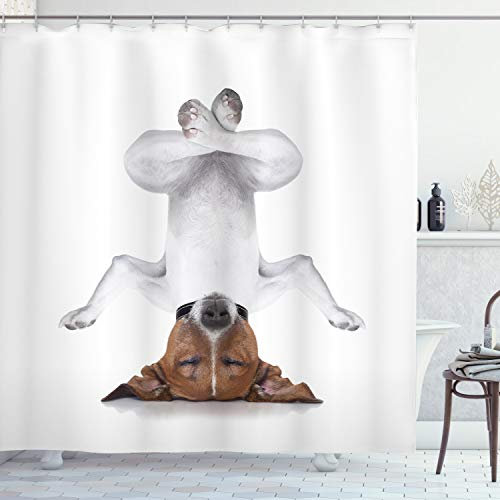 ABAKUHAUS Lustig Duschvorhang, Gedreht Hund Entspannen, Stoffliches Gewebe Badezimmerdekorationsset mit Haken, 175 x 220 cm, Weiß Braun