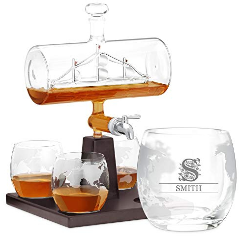 Maverton Personalised Whisky Decanter Brandy Rum Bourbon Whiskey Set - 4 Brandy Whisky Glasses with Engraving - Original 1000 ml Decanter Set with Ship Inside - Letter