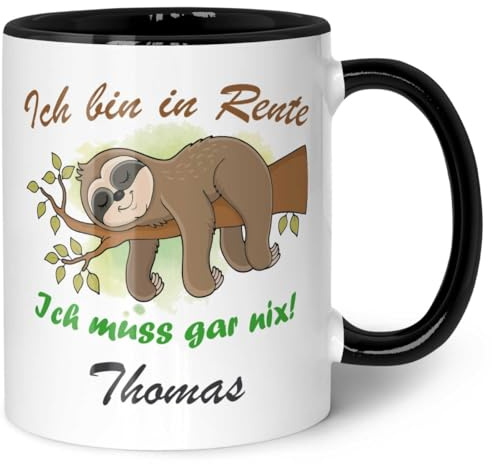 GRAVURZEILE Bedruckte Tasse mit Motiv - Faultier in Rente - Personalisiert mit Name - Geschenk zum Rentenbeginn für Oma & Opa - Abschiedsgeschenk für Kollegen im Ruhestand - Farbe Schwarz & Weiß