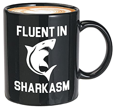 Bubble Hugs Funny Sayings Taza de café – Fluent in Sharkasm – Fluent Sarcasm Scoff Shaggy Hilarante Gag Adulto Humor para mujeres y hombres, 325 ml, negro