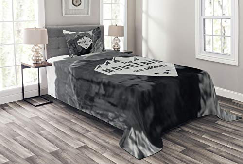 ABAKUHAUS Abenteuer Tagesdecke Set, Berge rufen an, Set mit Kissenbezügen Sommerdecke, für Einzelbetten 170 x 220 cm, Dunkelgrau Grau